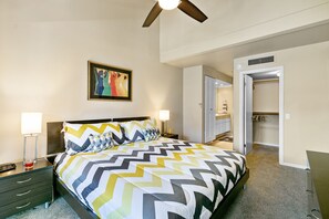 2 chambres, bureau, fer et planche à repasser, lit de bébé portatif