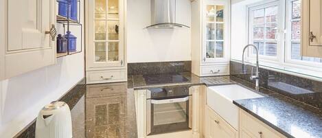 Kjøleskap, mikrobølgeovn, kokeplater og oppvaskmaskin