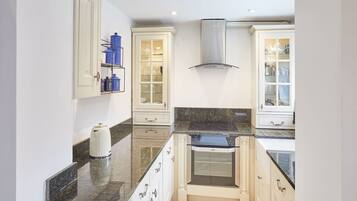 Réfrigérateur, micro-ondes, plaque de cuisson, lave-vaisselle