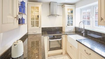 Een koelkast, een magnetron, een kookplaat, een vaatwasser