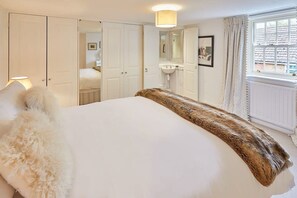 3 bedrooms, iron/ironing board, WiFi, bed sheets - Host & Stay | Rose Cottage (Middlesbrough)