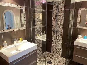 Badewanne, Haartrockner, Handtücher, Seife