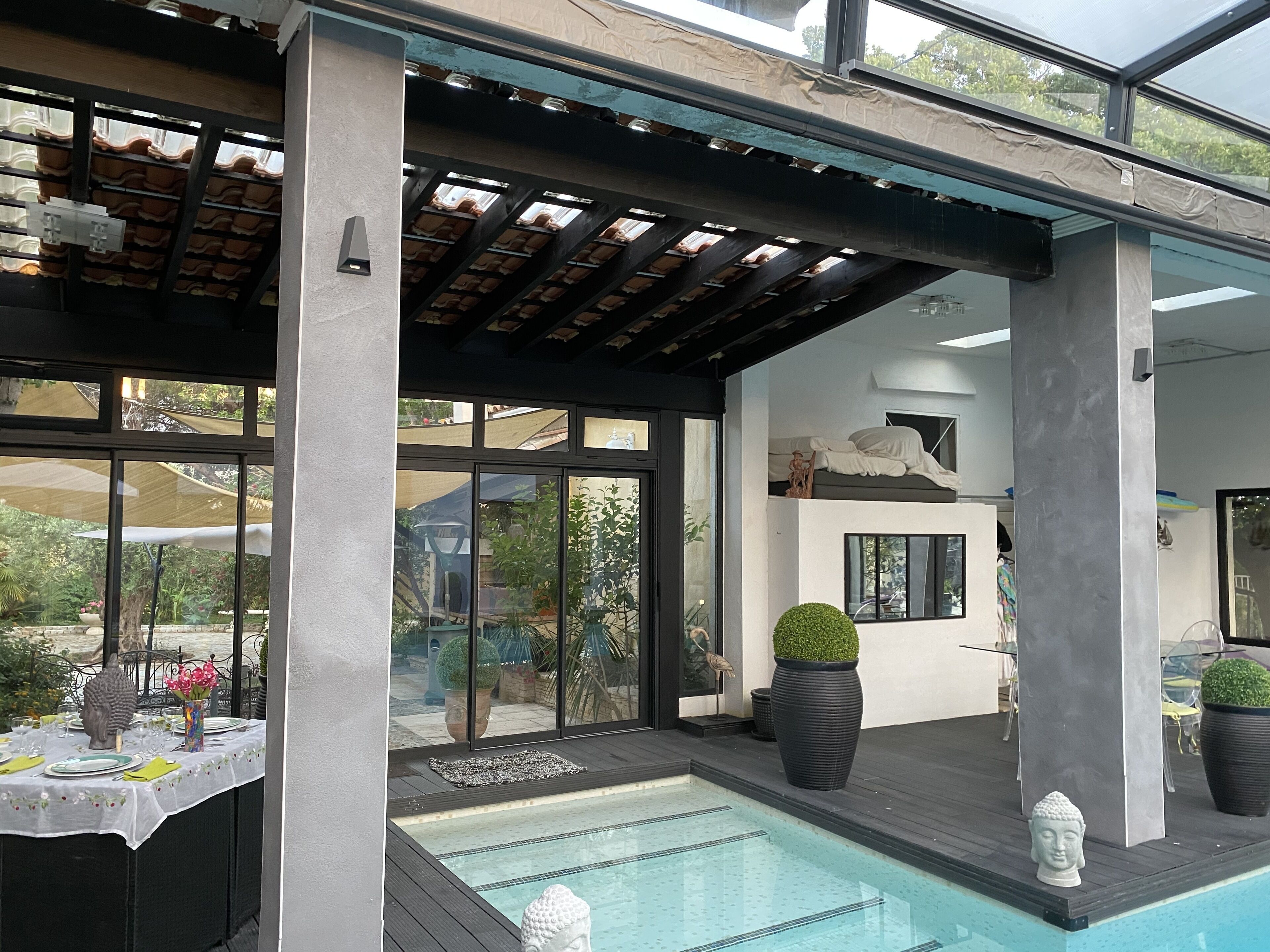 Innendørsbasseng og et oppvarmet basseng