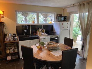Réfrigérateur, four à micro-ondes, un four, surface de cuisson