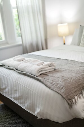 3 habitaciones, tabla de planchar con plancha, wifi y ropa de cama 