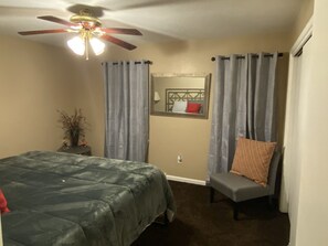 4 bedrooms, iron/ironing board, WiFi - Enjoy this 4 bedroom 3 bath house sleeps 7. Close to Elizabethtown Sports Park (Elizabethtown)