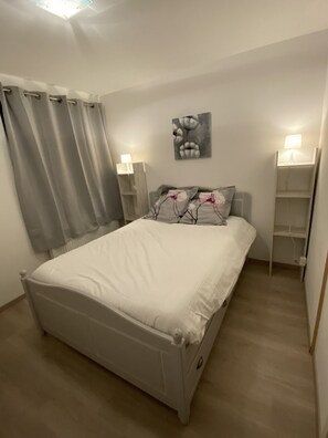 3 slaapkamers, reisbedje, gratis wifi, beddengoed