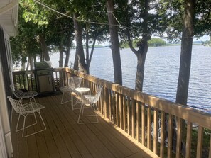 Outdoor dining - Cheerful two bedroom cottage on beautiful Rice Lake waterfront (Roseneath)