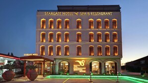 Ett hotell med en skylt på fasaden där det står ”Stargate Hotel Spa & Restaurant” och ”Hotell, konferensrum”.