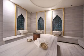 A modern bathroom with three sinks, a large bathtub, and a vanity with a mirror. - Kocaeli Stargate Otel İzmit (Korfez)