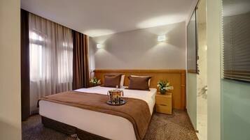 Luxury Studio Suite, Smoking, City View | Egyptian cotton sheets, premium bedding, Select Comfort beds