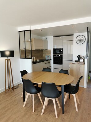 Dining - Apartment T3 sea view in St Gilles Croix de Vie. (Saint-Gilles-Croix-de-Vie)
