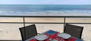 Outdoor dining - Apartment T3 sea view in St Gilles Croix de Vie. (Saint-Gilles-Croix-de-Vie)