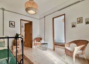 2 camere, una scrivania, ferro/asse da stiro, culla da viaggio