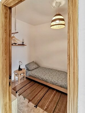 2 quartos, escrivaninha, ferros/tábuas de passar roupa, berço de viagem