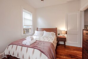 1 slaapkamer, een bureau, een strijkplank/strijkijzer, gratis wifi