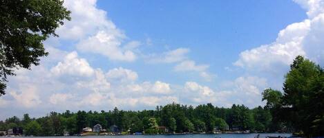 Playa en los alrededores, camastros y toallas de playa