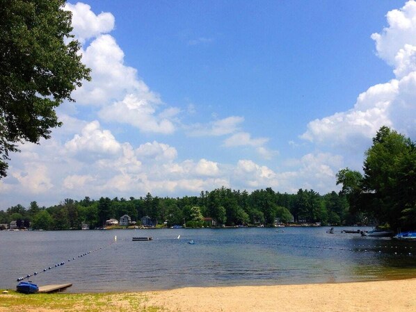 In Strandnähe, Liegestühle, Strandtücher