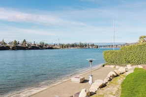 Beach nearby, sun loungers, beach towels