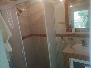 Dusche, Handtücher, Seife, Toilettenpapier