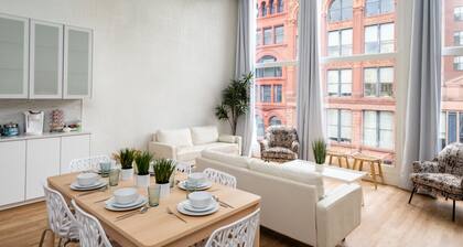 Lou-City Penthouse by Hollyhock Suites