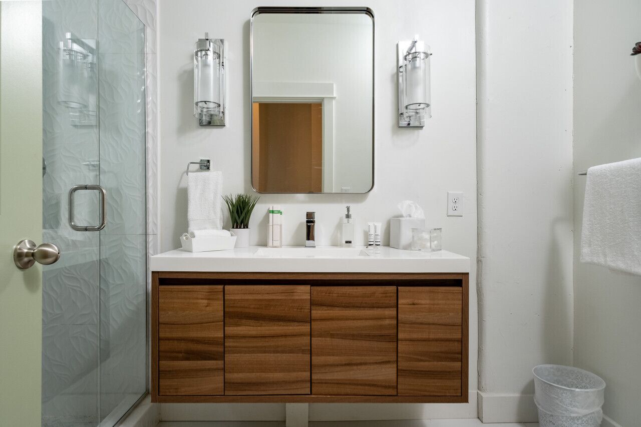 Douche, séchoir à cheveux, serviettes fournies