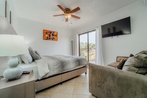 4 habitaciones, tabla de planchar con plancha, cuna de viaje y wifi