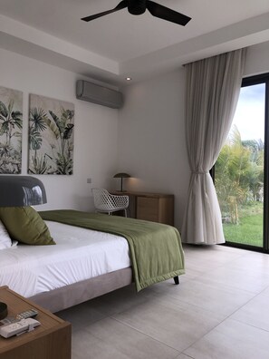 4 makuuhuonetta, tallelokero huoneessa, työpöytä, silitysrauta/-lauta