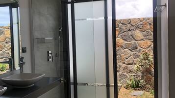 Douche, sèche-cheveux, serviettes fournies