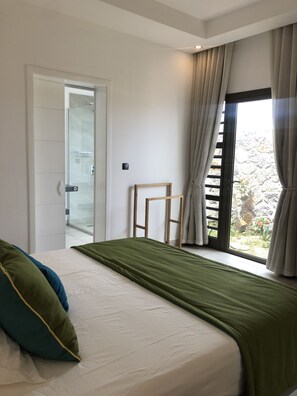 4 bedrooms, in-room safe, desk, iron/ironing board