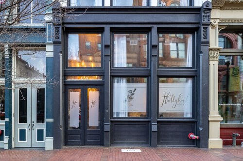 Suite 7 City Loft Escape with River Views! By Hollyhock