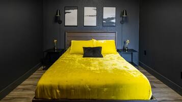 4 habitaciones, escritorio y tabla de planchar con plancha