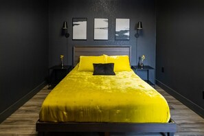 4 habitaciones, escritorio y tabla de planchar con plancha