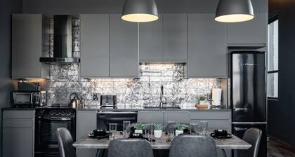Suite 7 City Loft Escape with River Views! By Hollyhock