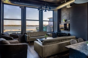 Smart TV - Suite 7 City Loft Escape with River Views! By Hollyhock (Louisville)