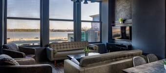 Suite 7 City Loft Escape with River Views! By Hollyhock