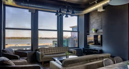 Suite 7 City Loft Escape with River Views! By Hollyhock