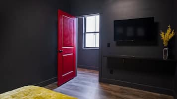 4 chambres, bureau, fer et planche à repasser, lit parapluie