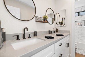 Tina, secadora de cabello, toallas 