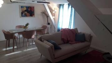 TV, livros, aparelho de som