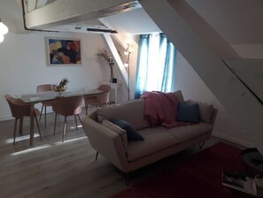 TV, livros, aparelho de som