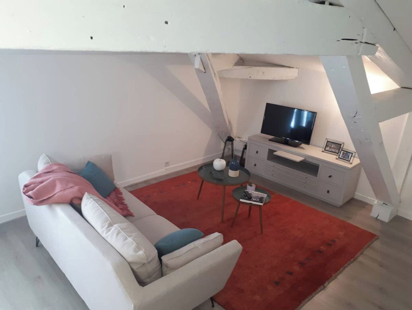 TV, livros, aparelho de som