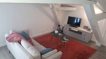 TV, livros, aparelho de som