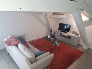 TV, livros, aparelho de som