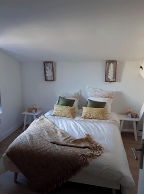 2 slaapkamers, geluiddichte muren, een strijkplank/strijkijzer