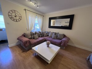 Maison | Salle de séjour | Téléviseur de 30 po avec télévision numérique