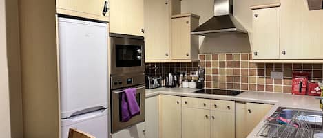 Casa | Cocina privada | Refrigerador, microondas, horno y parrilla de estufa