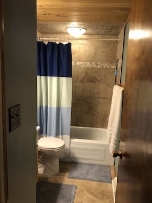 Ensemble baignoire-douche, serviettes fournies, papier de toilette