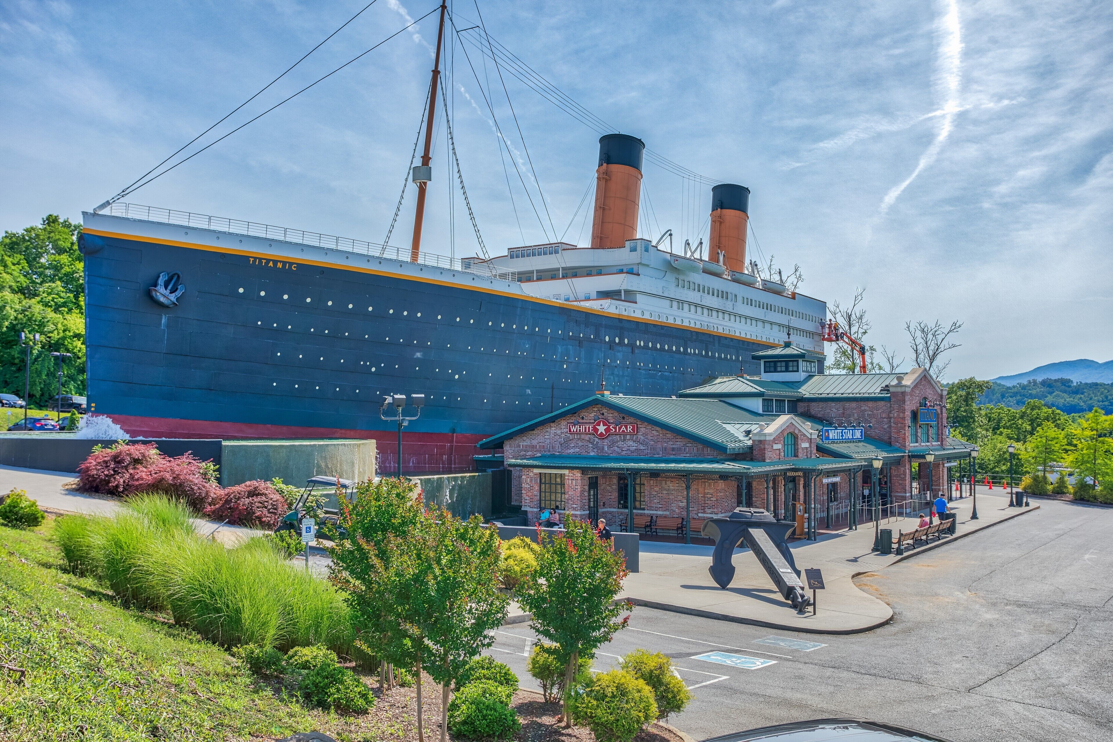 Un grand navire portant fièrement le nom « Titanic » était amarré près d’un bâtiment sur lequel on pouvait lire « White Star Line ».