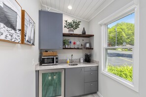 Refrigerador, microondas, cafetera/tetera, tostadora